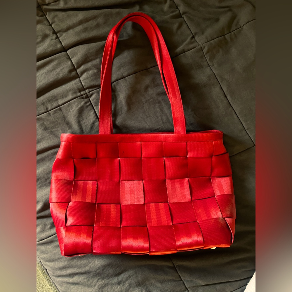 The amazing Harvey’s Seatbelt bag! Stunning and durable. Bright red!